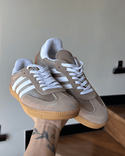 Tênis Samba Cardboard Nude Feminino em tecido knit e camurça com sola de borracha
