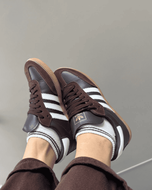 Tênis Samba Marrom feminino com couro legítimo e solado em borracha