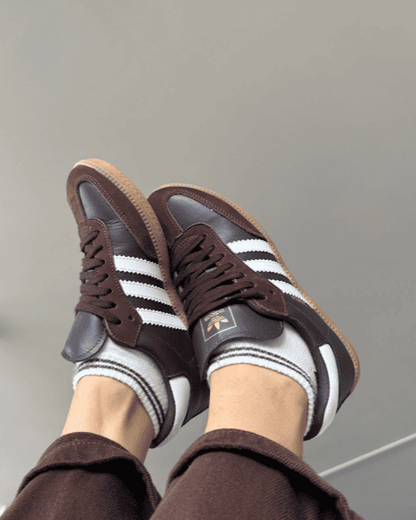 Tênis Samba Marrom feminino com couro legítimo e solado em borracha