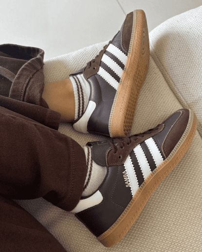 Tênis Samba Marrom feminino com couro legítimo e solado em borracha