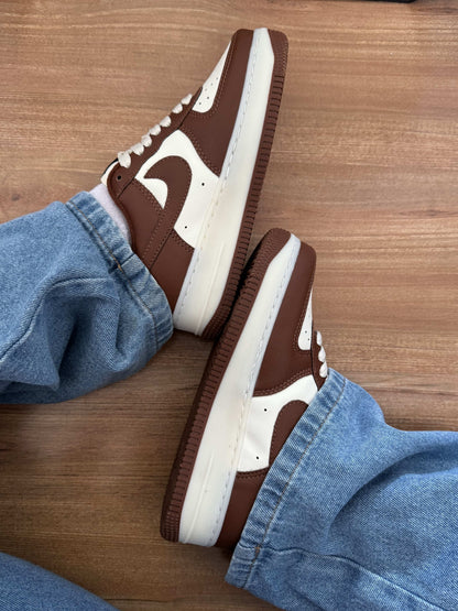Tênis Air Force marrom feminino com detalhe off-white e sola em borracha