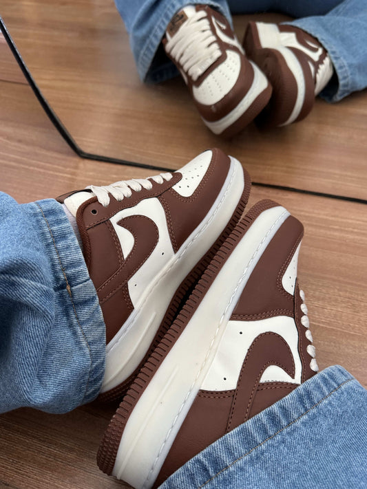 Tênis Air Force marrom feminino com detalhe off-white e sola em borracha