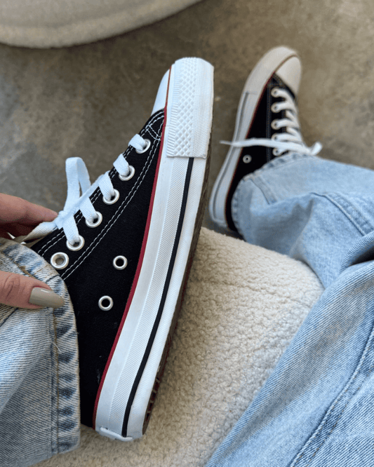 Tênis All Star preto feminino cano baixo com solado branco e detalhes retrô