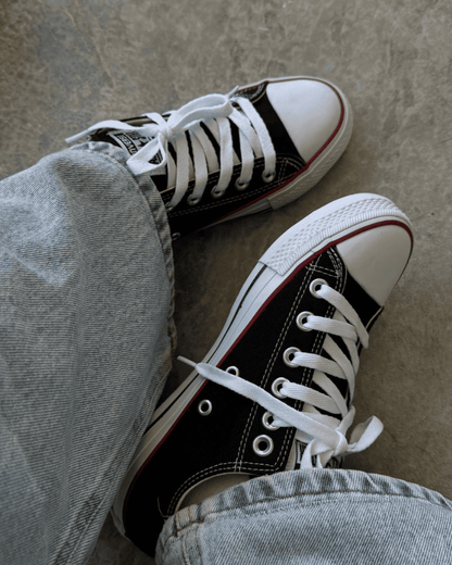 Tênis All Star preto feminino cano baixo com solado branco e detalhes retrô