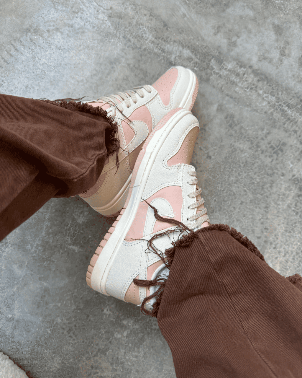 Tênis Dunk Feminino Off White e Rosa com Cardaços Duplos