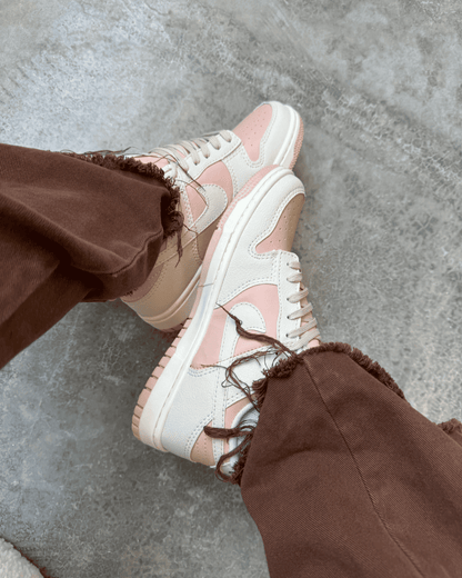 Tênis Dunk Feminino Off White e Rosa com Cardaços Duplos