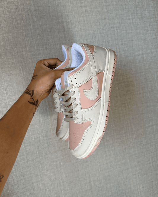 Tênis Dunk Feminino Off White e Rosa com Cardaços Duplos