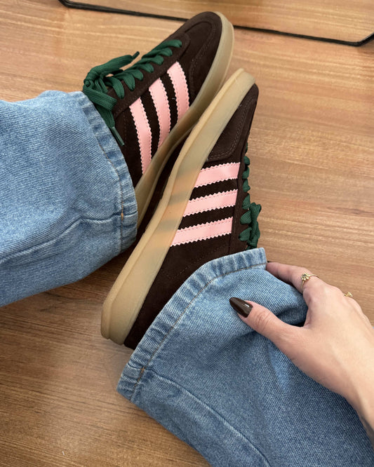 Tênis Gazelle marrom com rosa e cadarço verde feminino