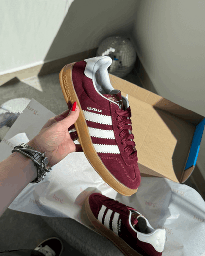Tênis Gazelle vinho feminino em camurça com listras brancas e solado caramelo
