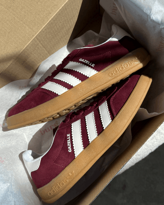 Tênis Gazelle vinho feminino em camurça com listras brancas e solado caramelo
