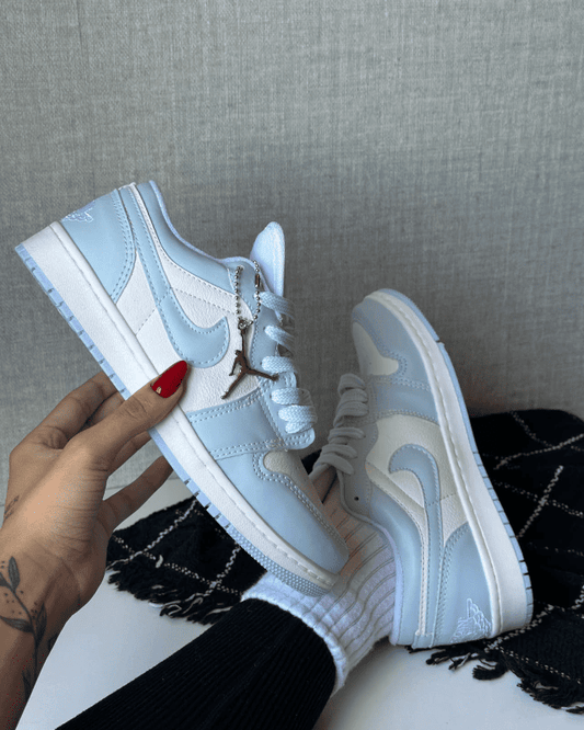 Tênis Jordan Low Azul Baby feminino com detalhe branco e pingente personalizado