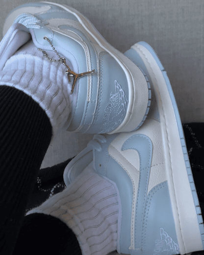 Tênis Jordan Low Azul Baby feminino com detalhe branco e pingente personalizado