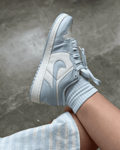 Tênis Jordan Low Azul Baby feminino com detalhe branco e pingente personalizado