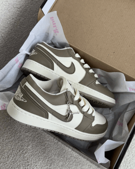 Tênis Jordan Low feminino marrom expresso com branco e cadarço extra