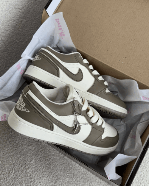 Tênis Jordan Low feminino marrom expresso com branco e cadarço extra