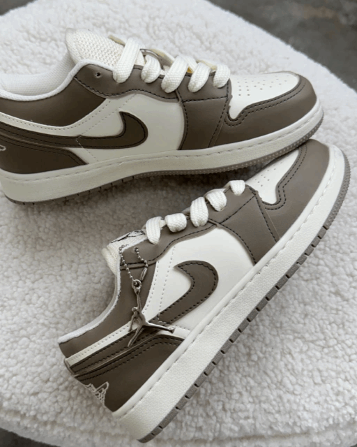 Tênis Jordan Low feminino marrom expresso com branco e cadarço extra