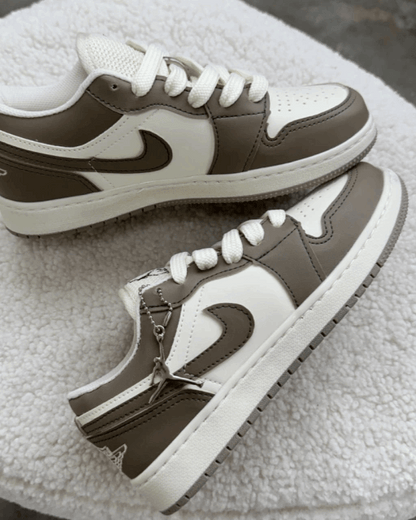 Tênis Jordan Low feminino marrom expresso com branco e cadarço extra