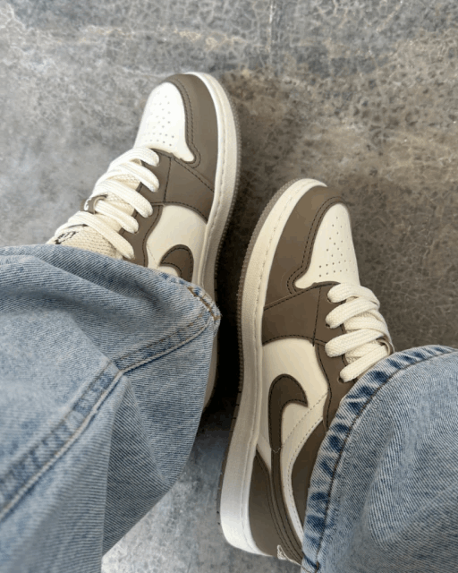 Tênis Jordan Low feminino marrom expresso com branco e cadarço extra