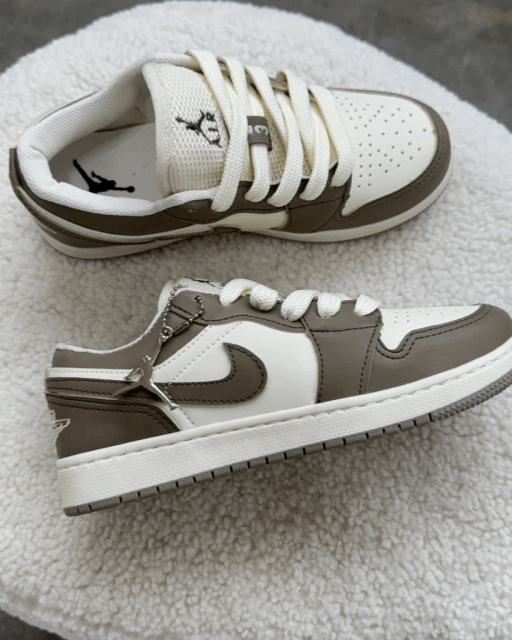 Tênis Jordan Low feminino marrom expresso com branco e cadarço extra
