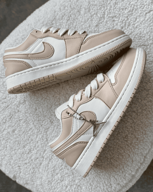Tênis Jordan Low Nude feminino com cadarço duplo em embalagem
