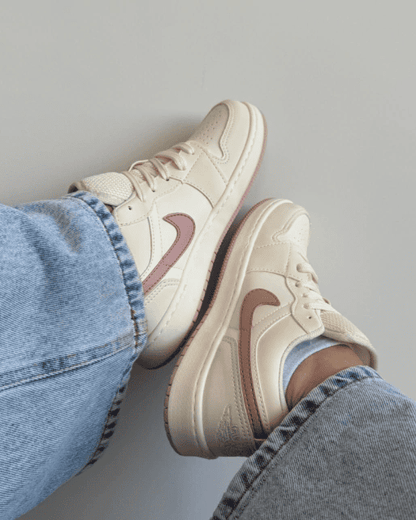 Tênis Jordan Low feminino off white com rosa claro e cadarço extra