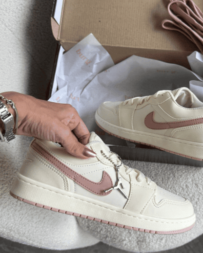 Tênis Jordan Low feminino off white com rosa claro e cadarço extra