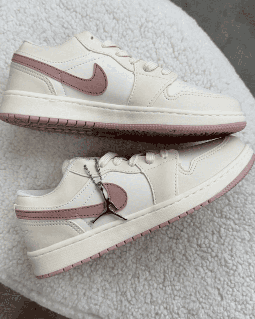 Tênis Jordan Low feminino off white com rosa claro e cadarço extra