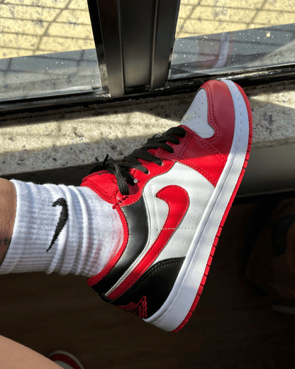 Tênis Jordan Low Vermelho Feminino com Solado em Borracha