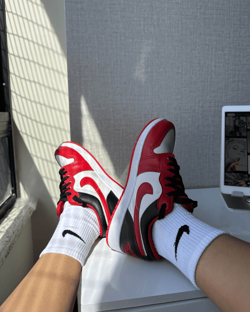 Tênis Jordan Low Vermelho Feminino com Solado em Borracha