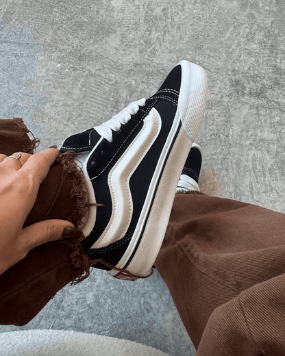 Tênis Knu Skool Preto e Branco Feminino em Camurça com Sola Waffle